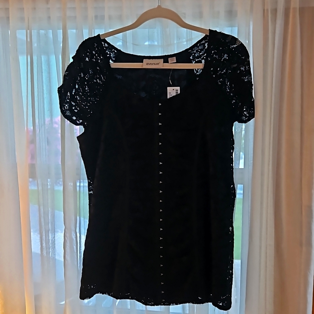 Avenue women's size 14/16 black lacey cap sleeve top